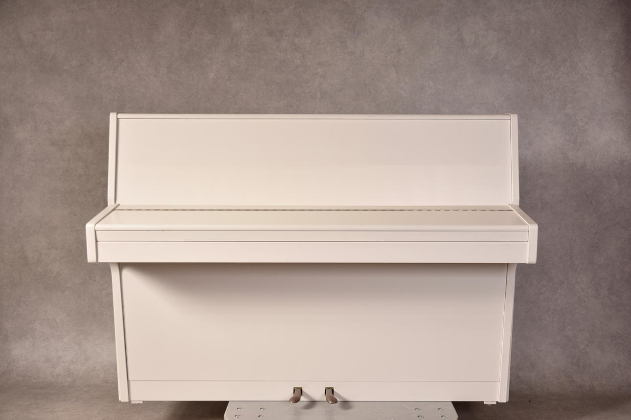 PIANO August Hoffman.