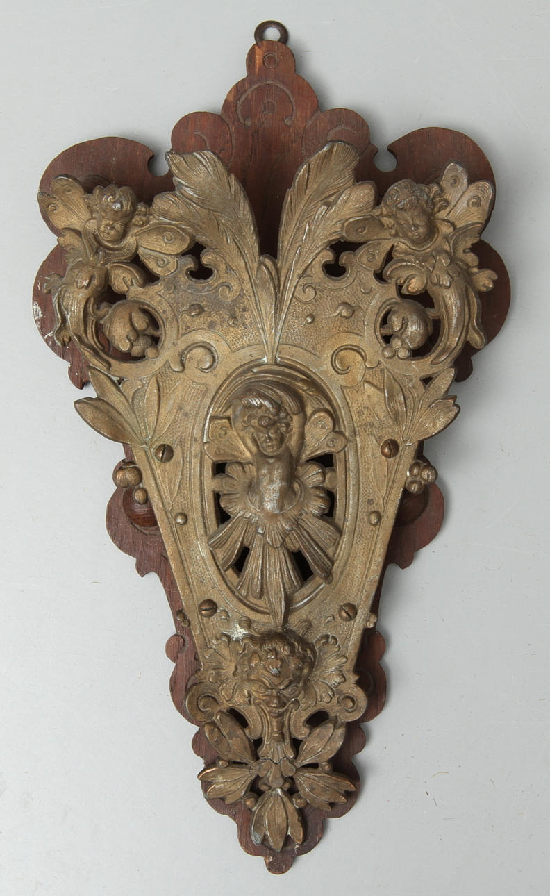 VÄGGBEHÅLLARE, för brasstickor, 18/1900-tal.