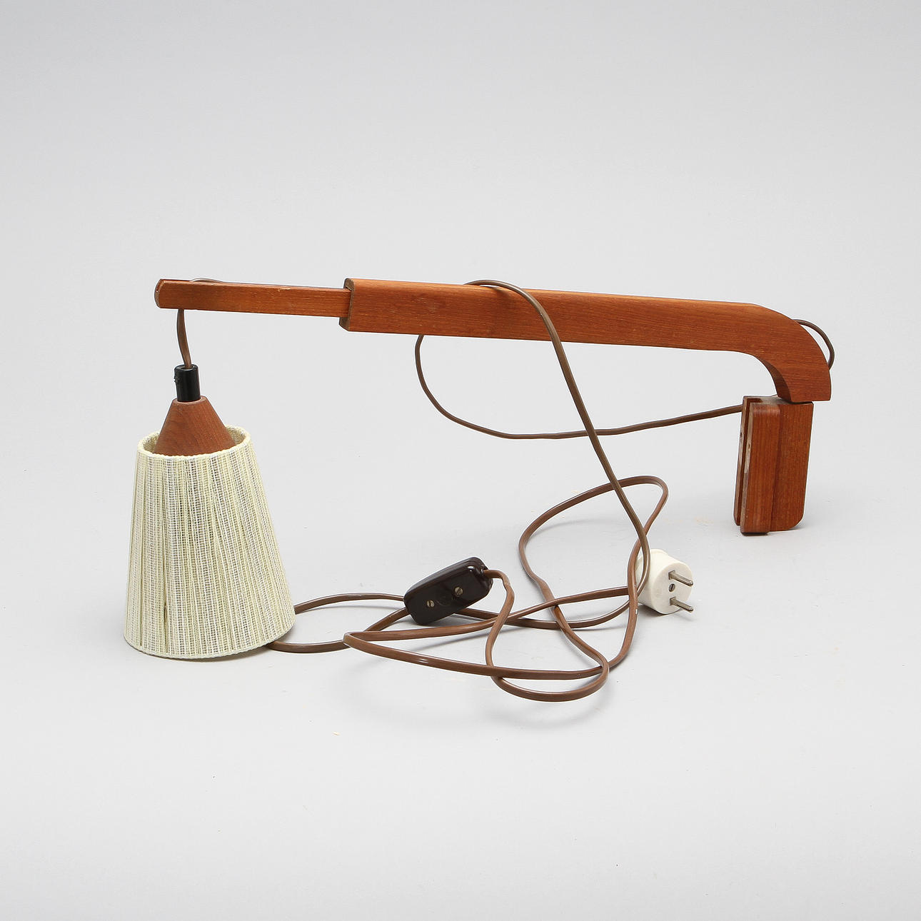 VÄGGLAMPA, teak, 1900-talets andra hälft.