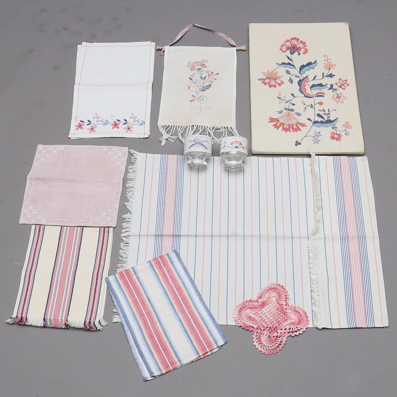 TEXTILIER, 11 delar, Blekingefärger, bl.a Blekingesöm, dukar.