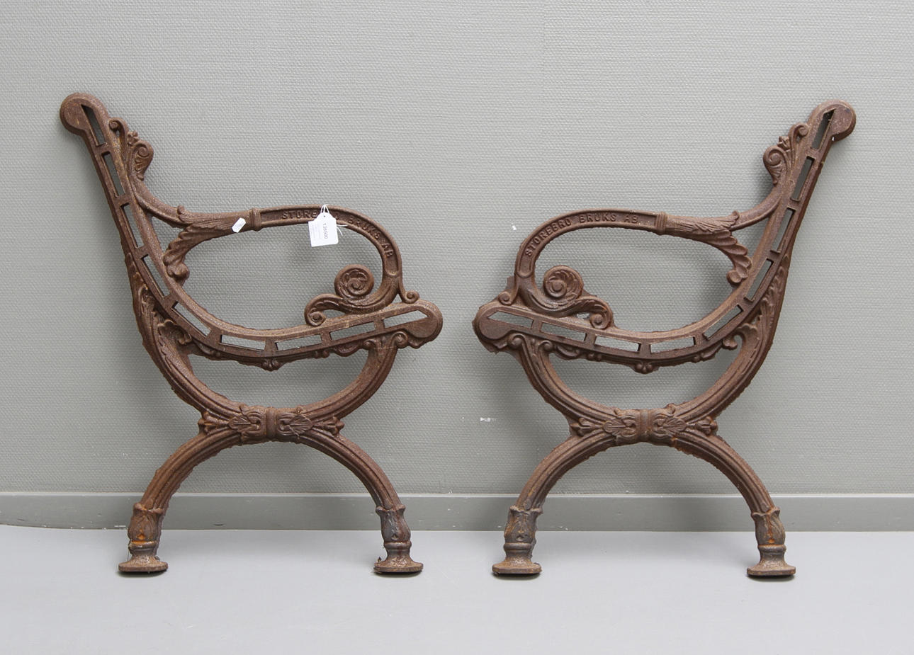 GJUTJÄRNSGAVLAR till trädgårdssoffa, 2 st, Storebro Bruks AB.