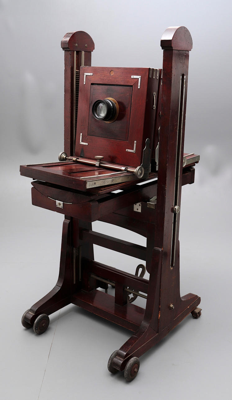 "Som Berthiot" -studiokamera, 1900-luvun alku.