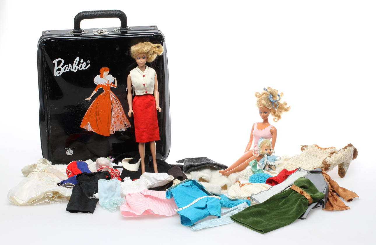 BARBIE 2 st varav en 1960-tal samt diverse kläder med mera.