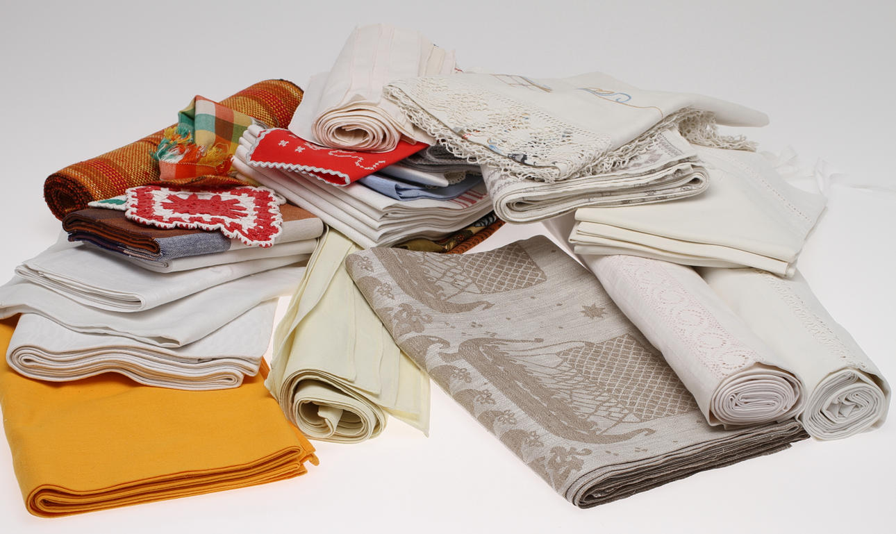 PARTI TEXTIL, bl a lakan, örngott, damastdukar m m. 1900-tal.