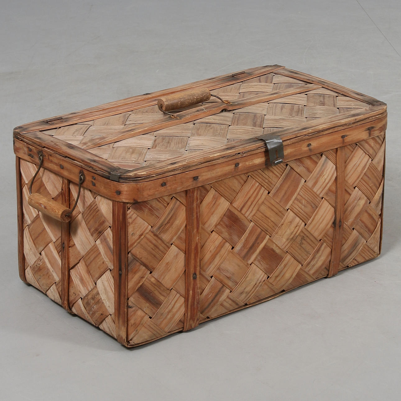 BASKET, shavings, 20th century.