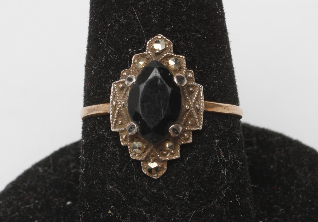 RING, 18k guld samt silver med markasiter och svart sten, 1930-tal.
