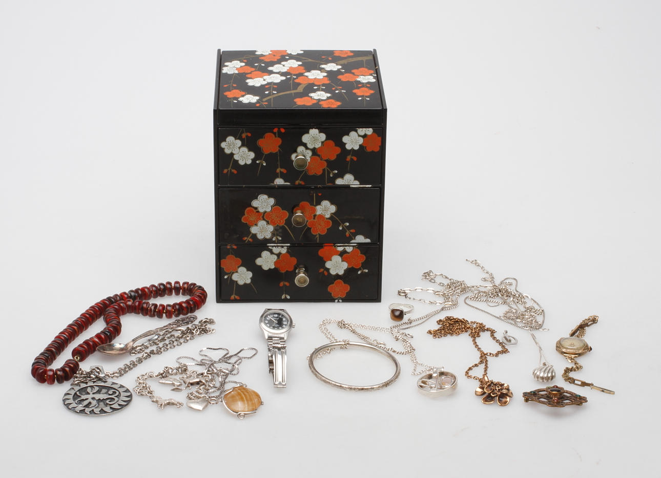 SILVERSMYCKEN, BIJOUTERIER m.m. samt SMYCKESKRIN.