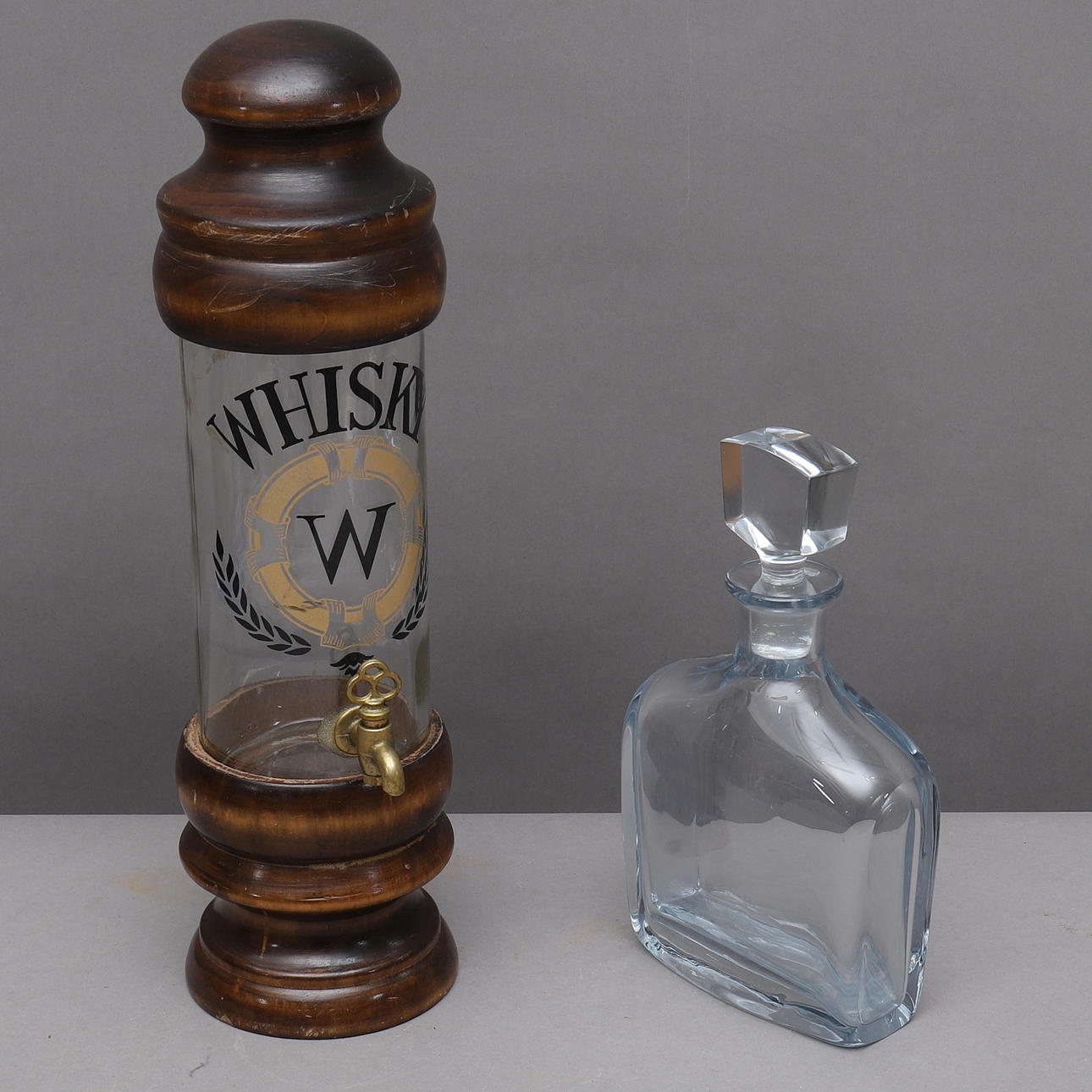 KARAFFER, 2 st, bl.a Whiskyflaska med tappkran.