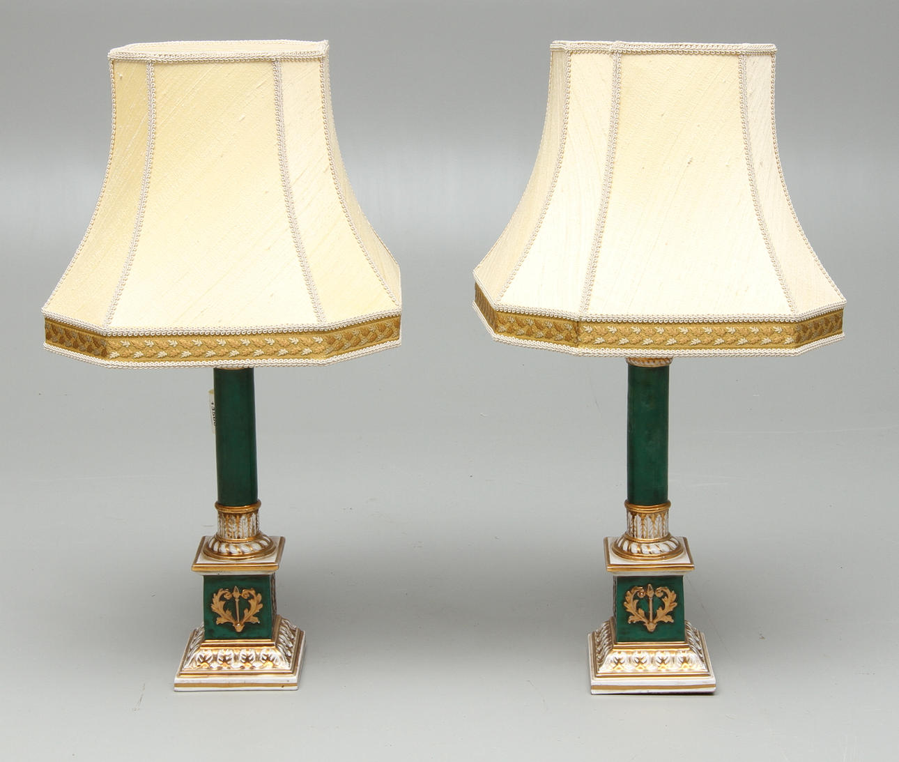 BORDSLAMPOR, 2 st, porslin, empirestil, 1900-talets andra hälft.