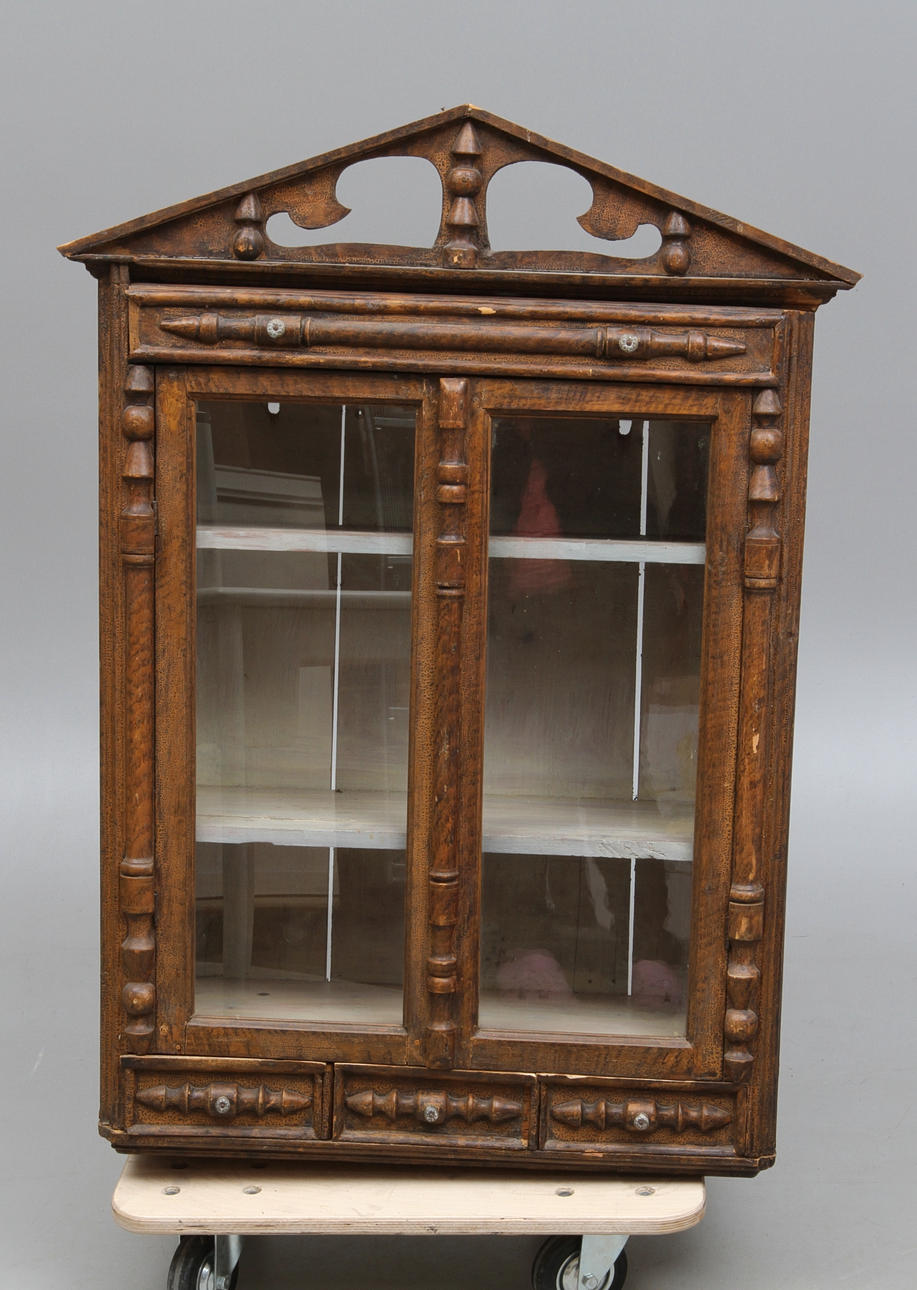 VITRINSKÅP, vägghängt, omkring sekelskiftet 1900.