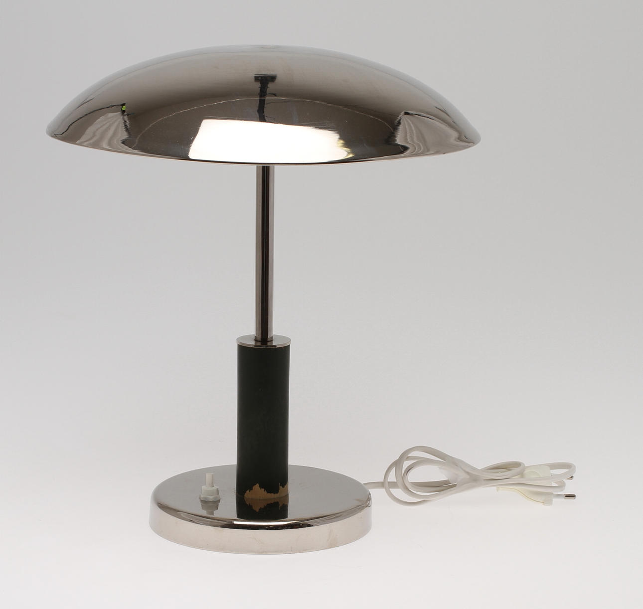 BORDSLAMPA, med plåtskärm, Art Deco, 1930-tal.