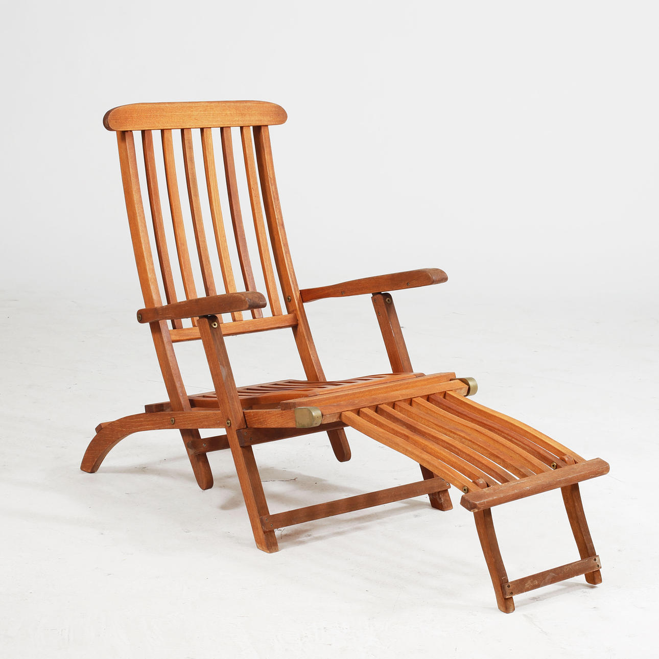 TUMBONA, teca, latón.