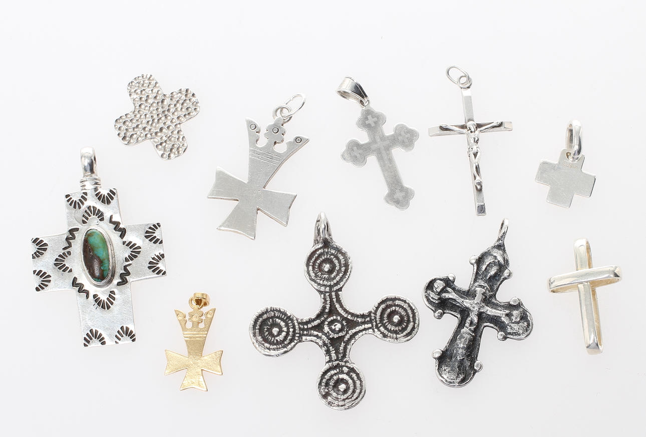 HÄNGEN,9 st kors i silver samt ett kors i 18k guld, däribland Ingeborgskorset, Barbro Littmarck.