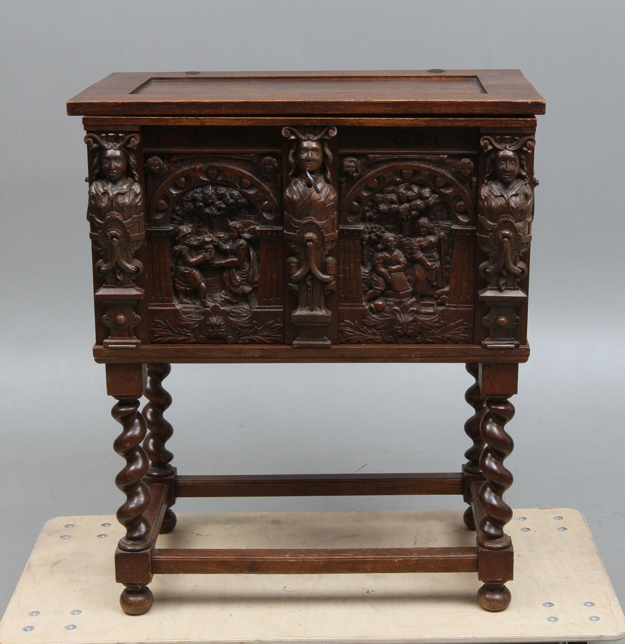 KISTA, på benställning, bär datering 1641.