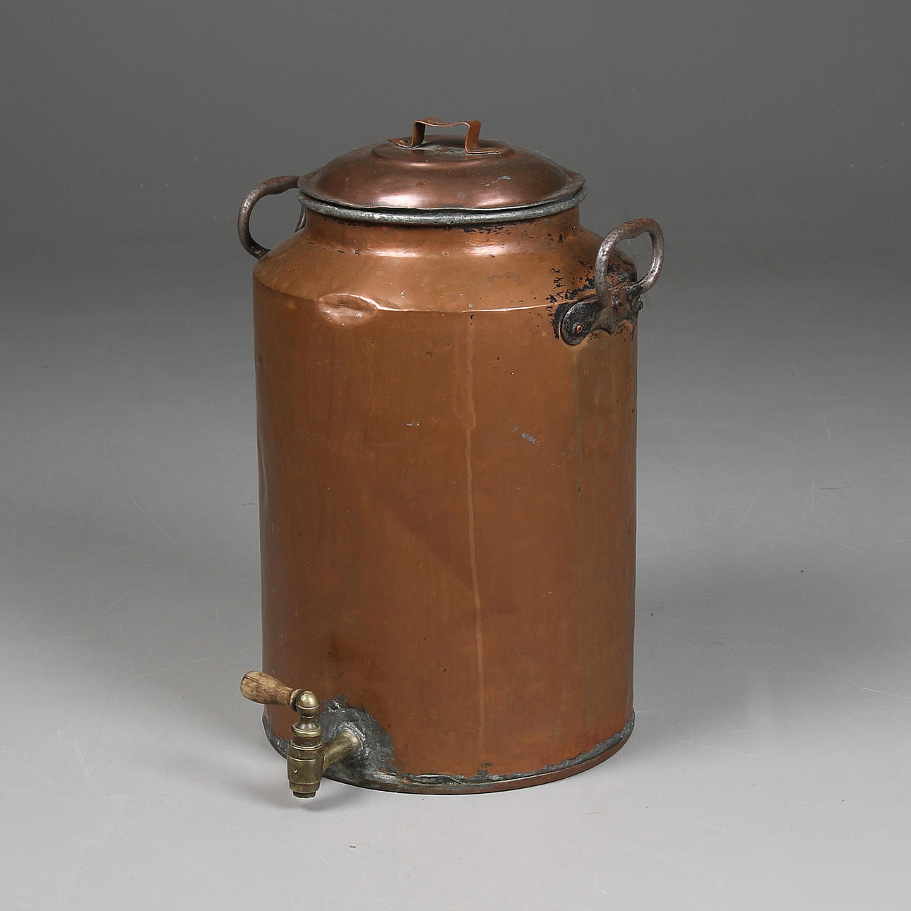 KAFFEBEHÅLLARE med hänklar, koppar, mässingskran, C.J. Winlöf, Sundsvall.