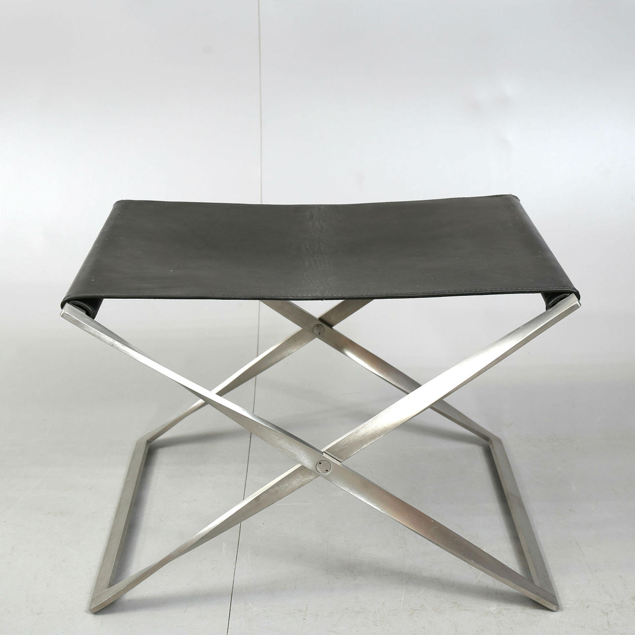 POUL KJAERHOLM. Taburet, sort læder, "PK91", Danmark.