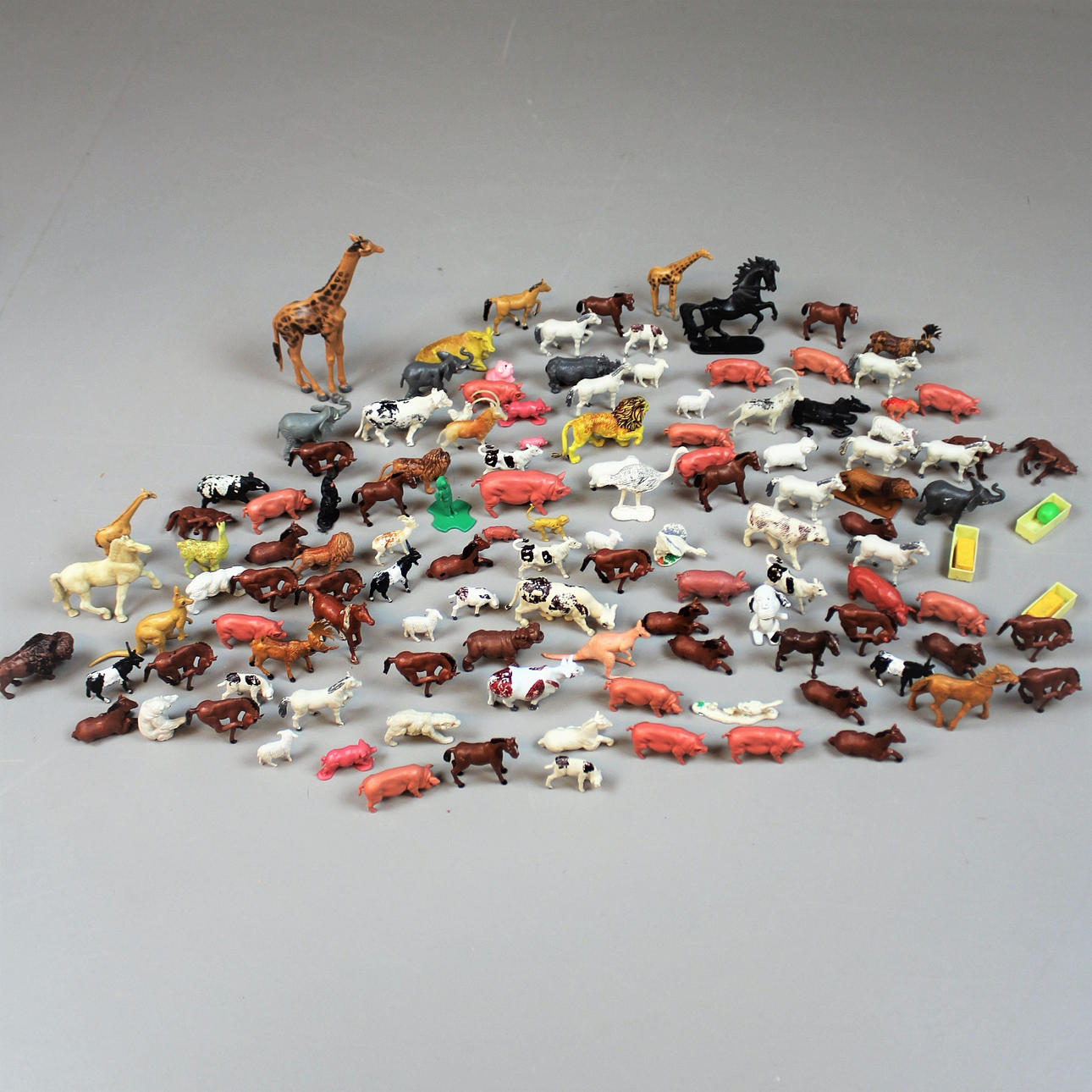 SPIELZEUGTIERE, Kunststoff, ca. 120 Stück, Tiere, 1900er Jahre.