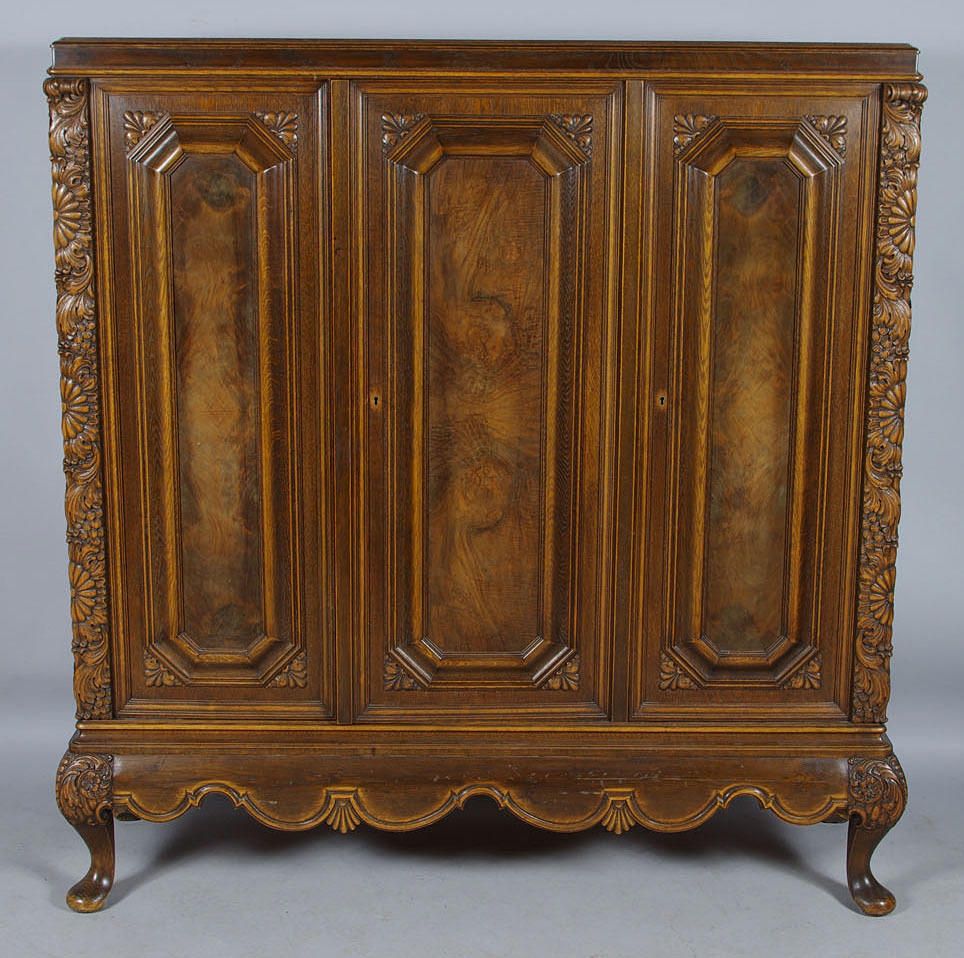 MATSALSSKÅP, bonad björk, chippendalestil.