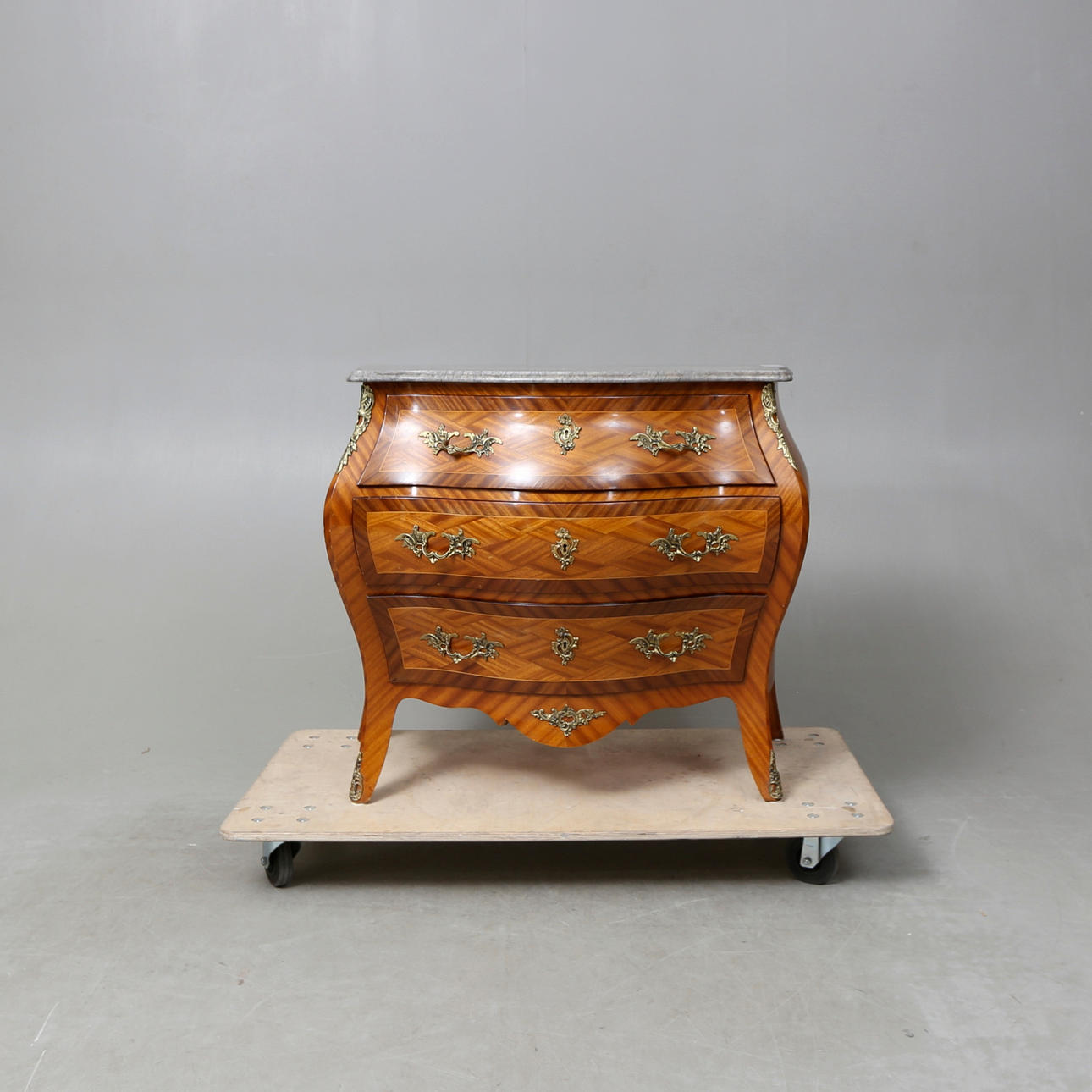 BYRÅ, rokokostil, 1900-tal. Möbler - Byråar - Auctionet
