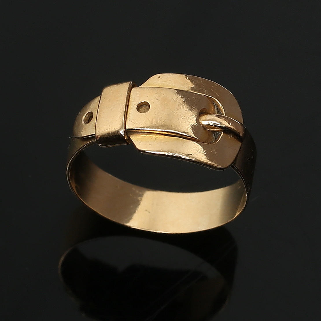 RING, 18K guld, i form av ett bälte.