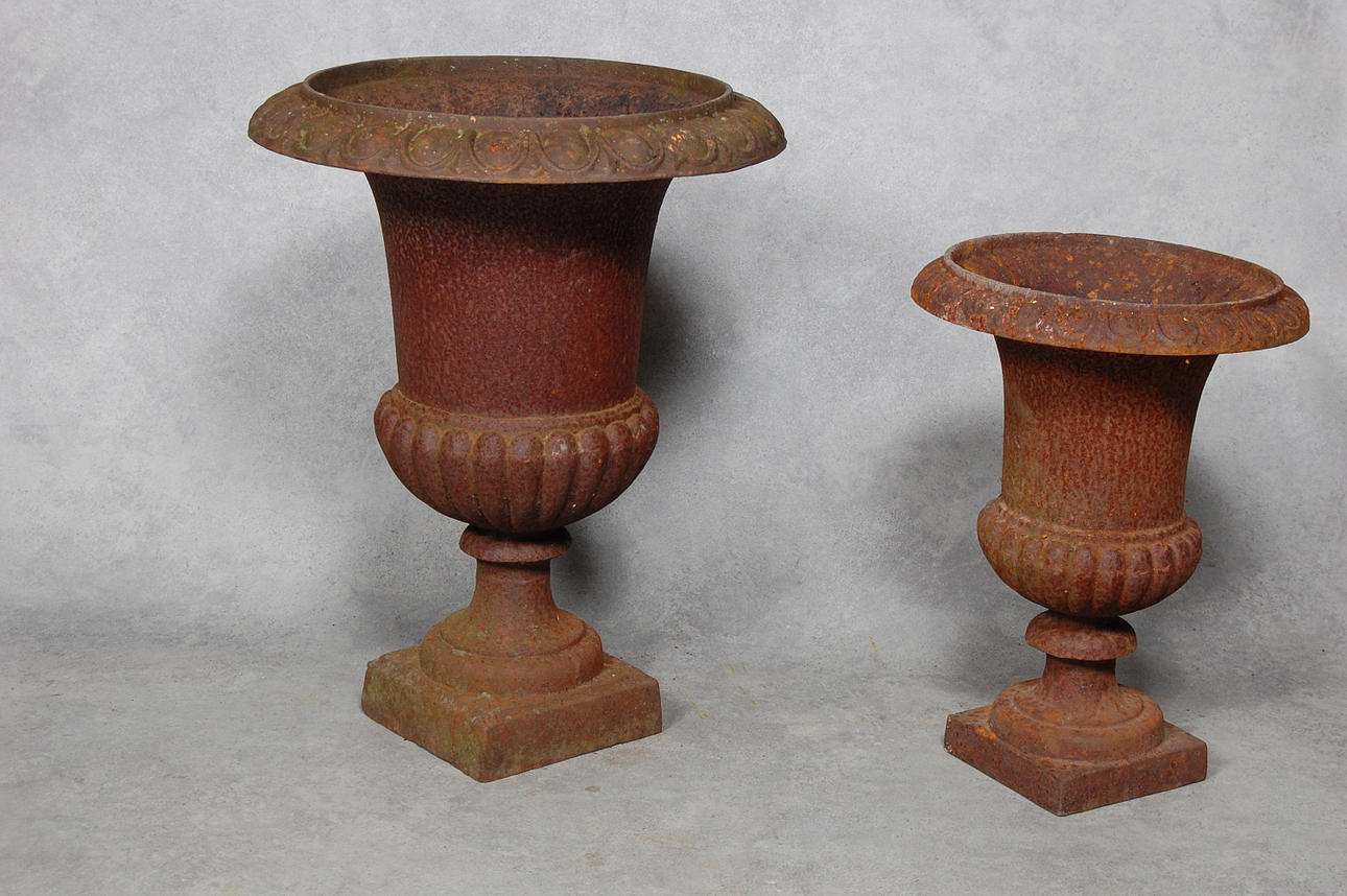 TRÄDGÅRDSURNOR, 2 st, gjutjärn.