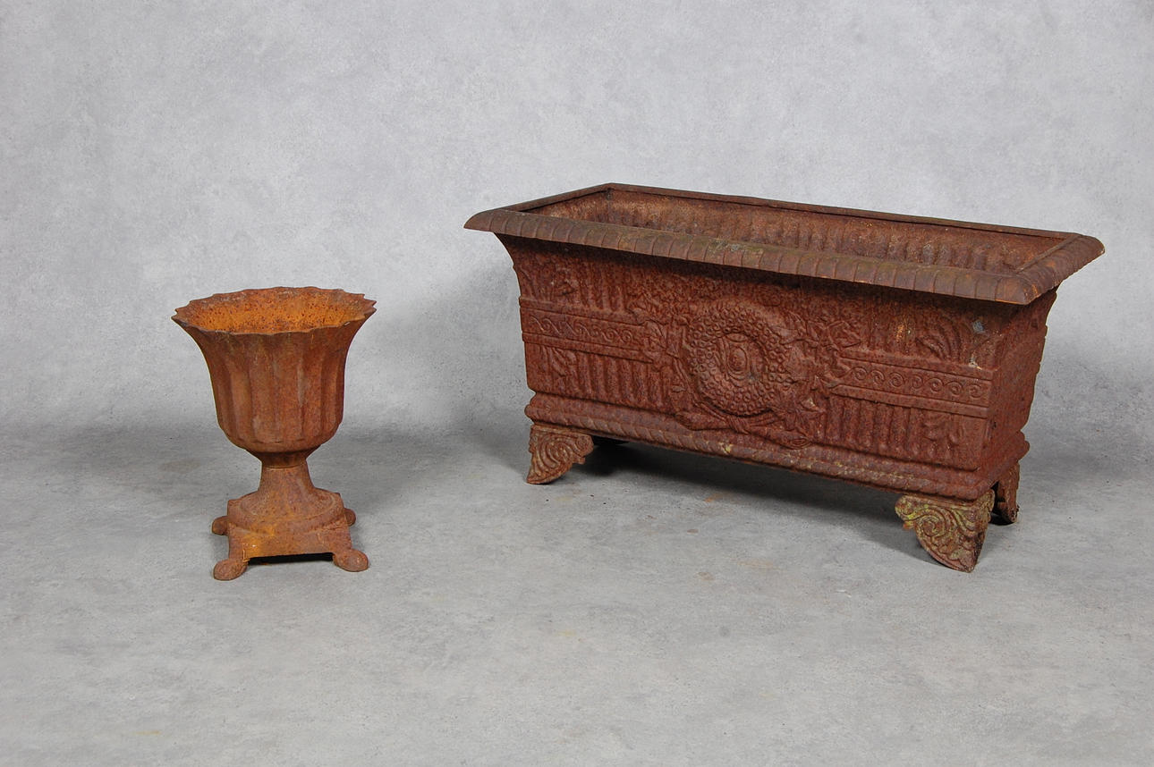 TRÄDGÅRDSURNOR, 2 st , gjutjärn.