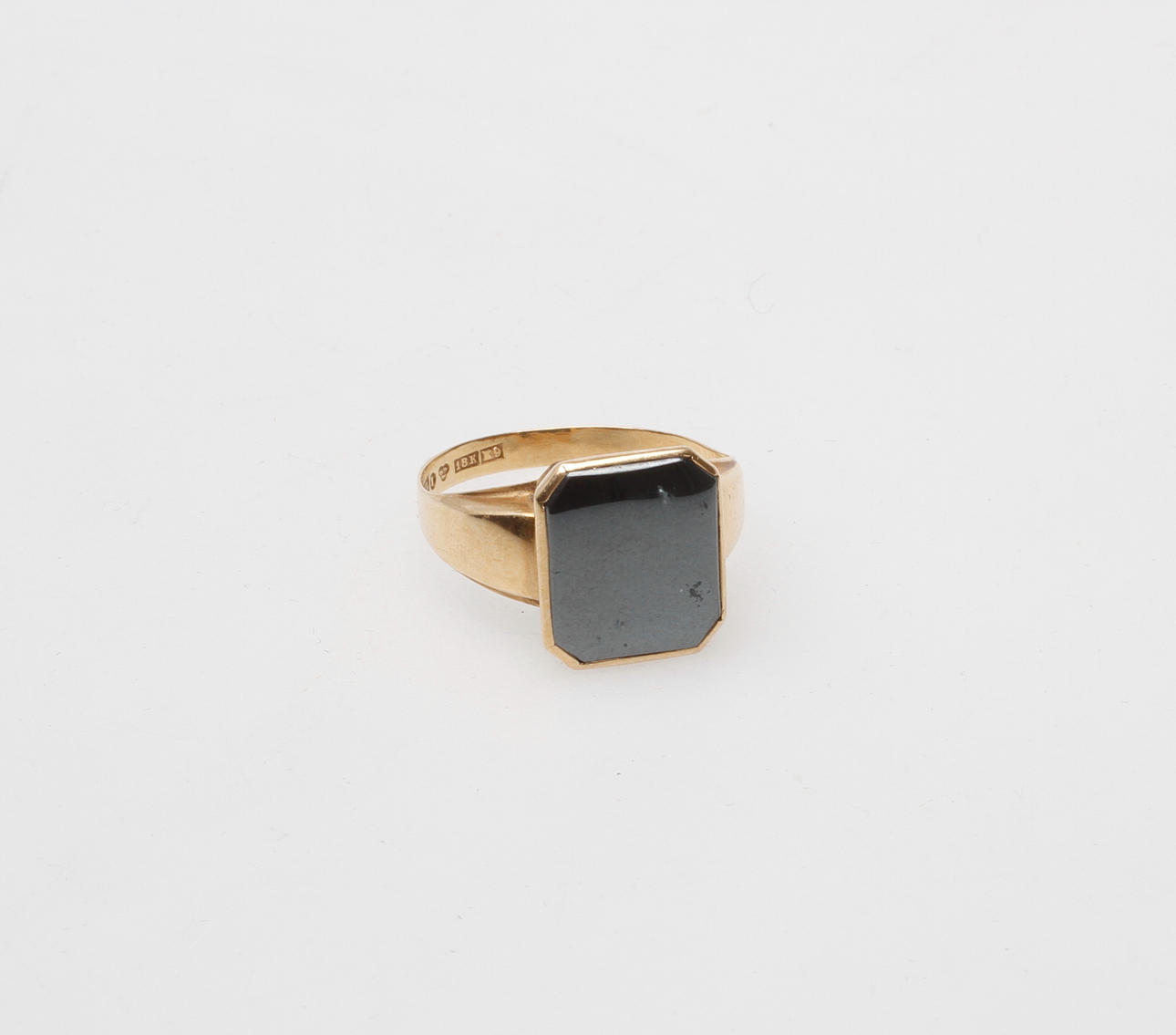 KLACKRING, 18k guld med svart sten, vikt ca 5,2 gram.