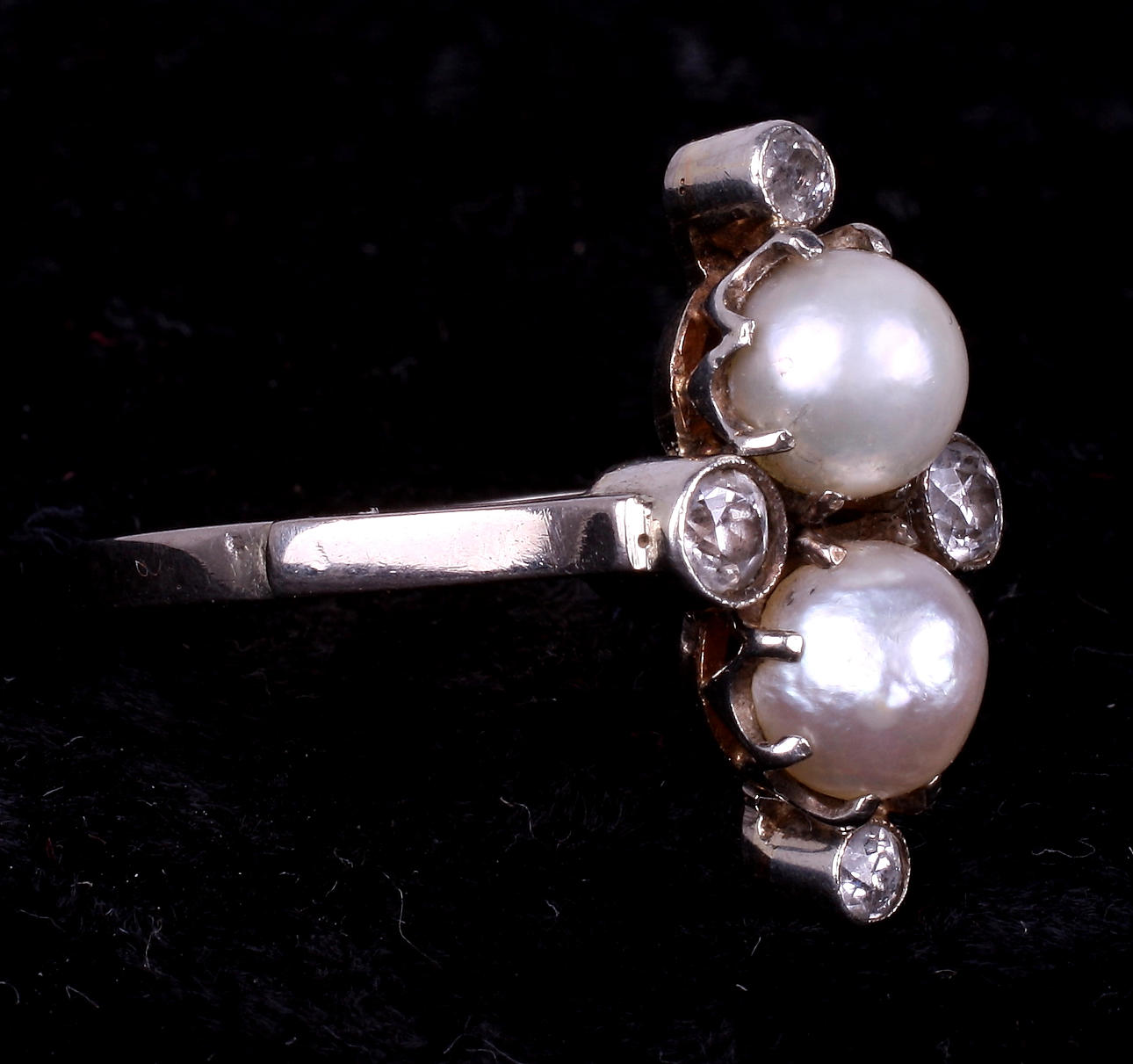 RING, vitguld 18k, med 4 briljanter och 2 odlade pärlor.