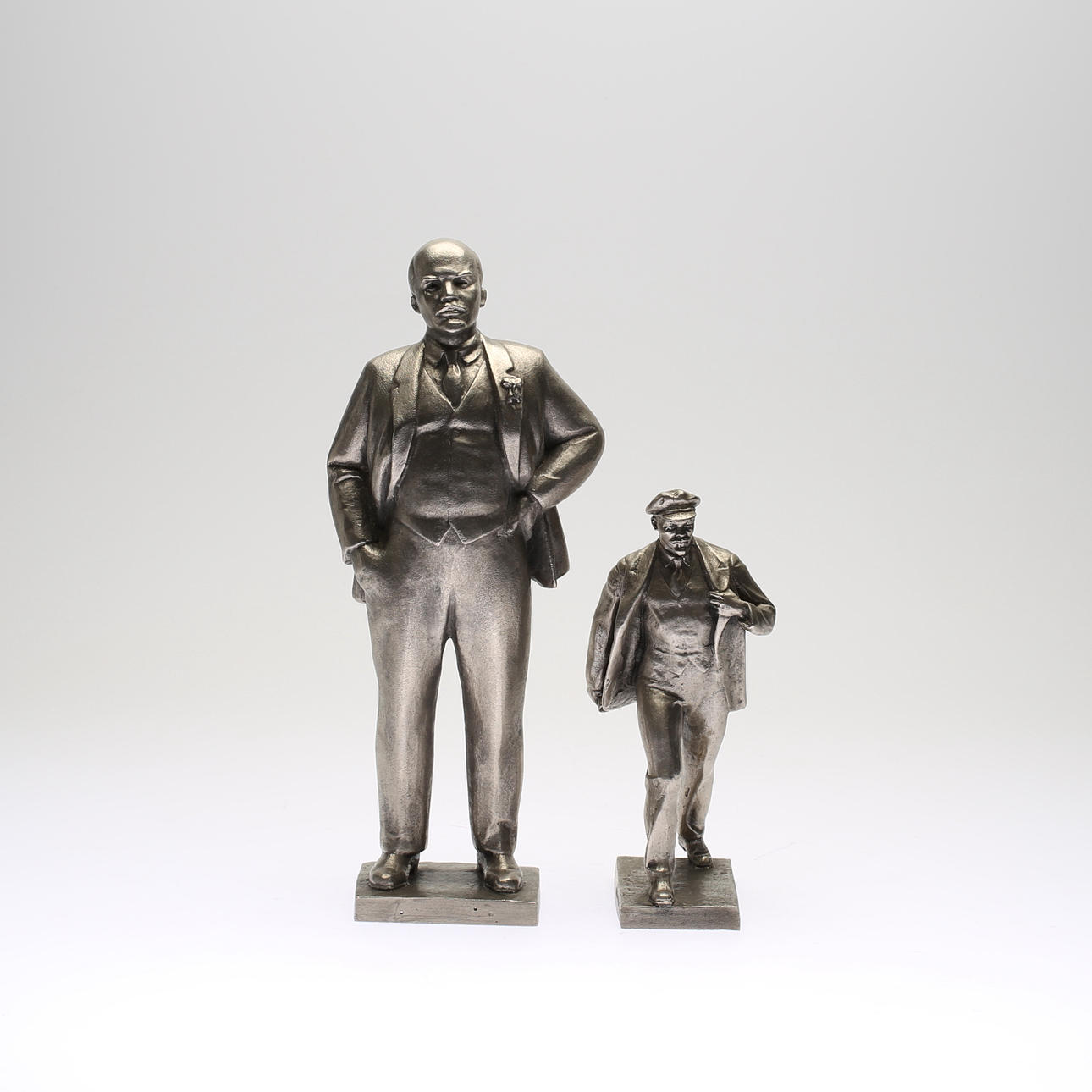 SKULPTURER, 2 st, vitmetall.