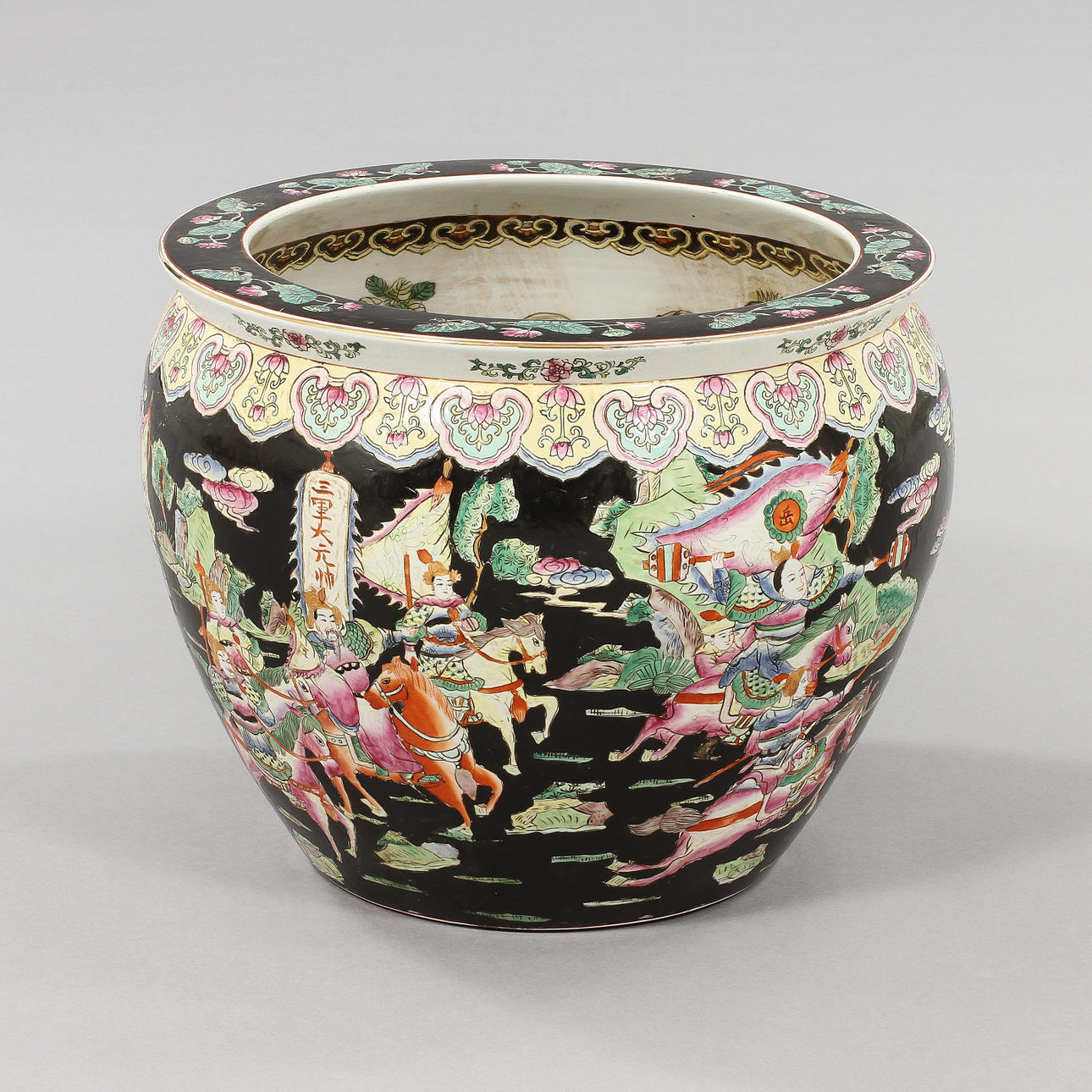 FISKBASSÄNG, porslin, Kina, 1900-tal.