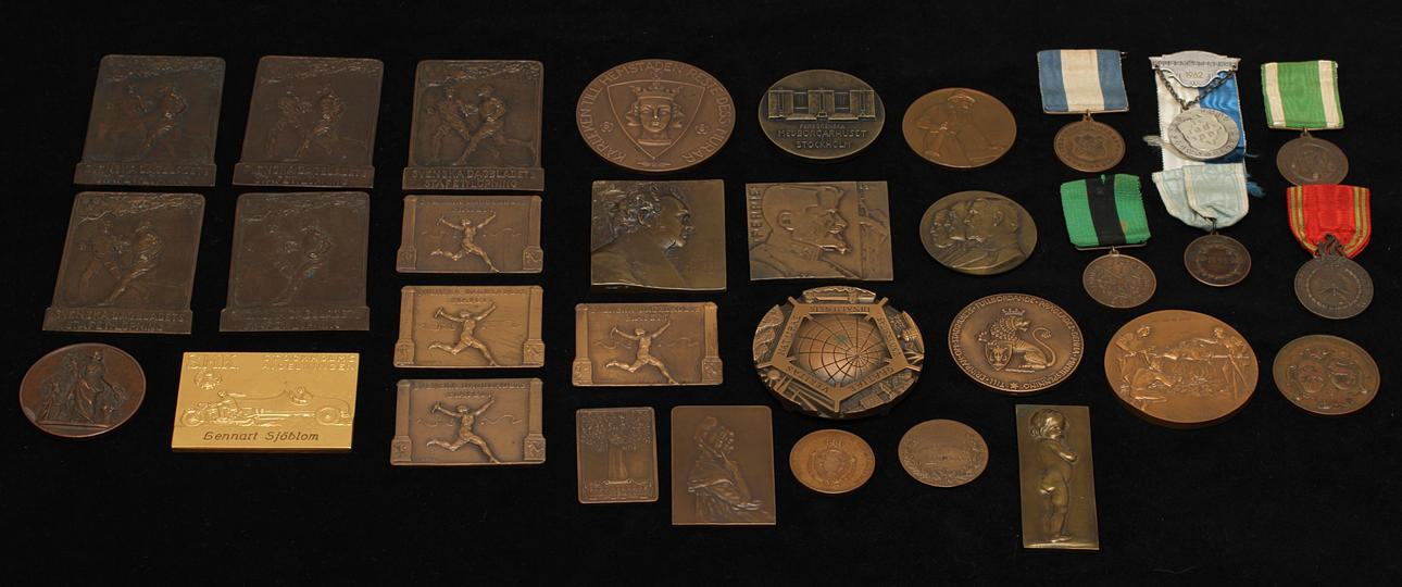 PARTI PLAKETTER och MEDALJER, 32 st 18 och 1900-tal.