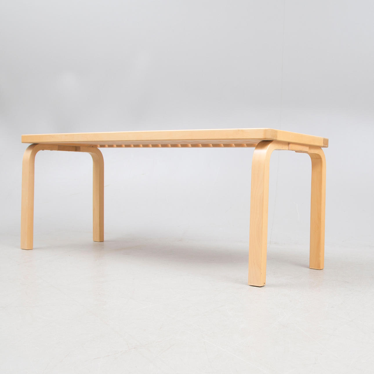 ALVAR AALTO. BANCO, de madera, moderno.