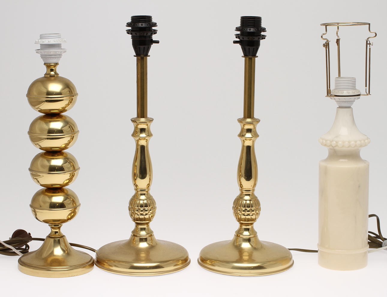 BORDSLAMPOR, 4 st samt VÄGGLAMPETTER, 1 par, 1900-tal.