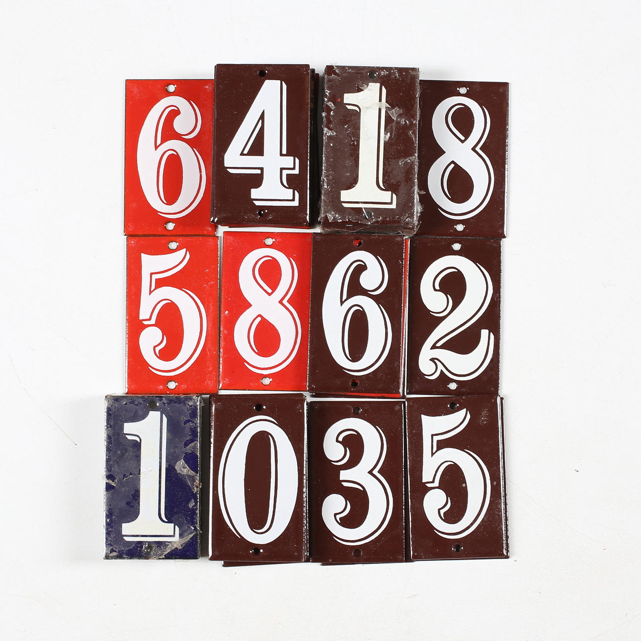 CARTELES DE ESMALTE CON NUMEROS, aproximadamente 36, 1900.