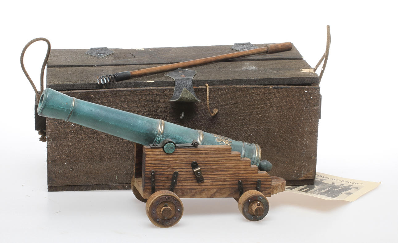 BORDSKANON, "Sverigekanonen", brons på trälavett, 1900-tal.