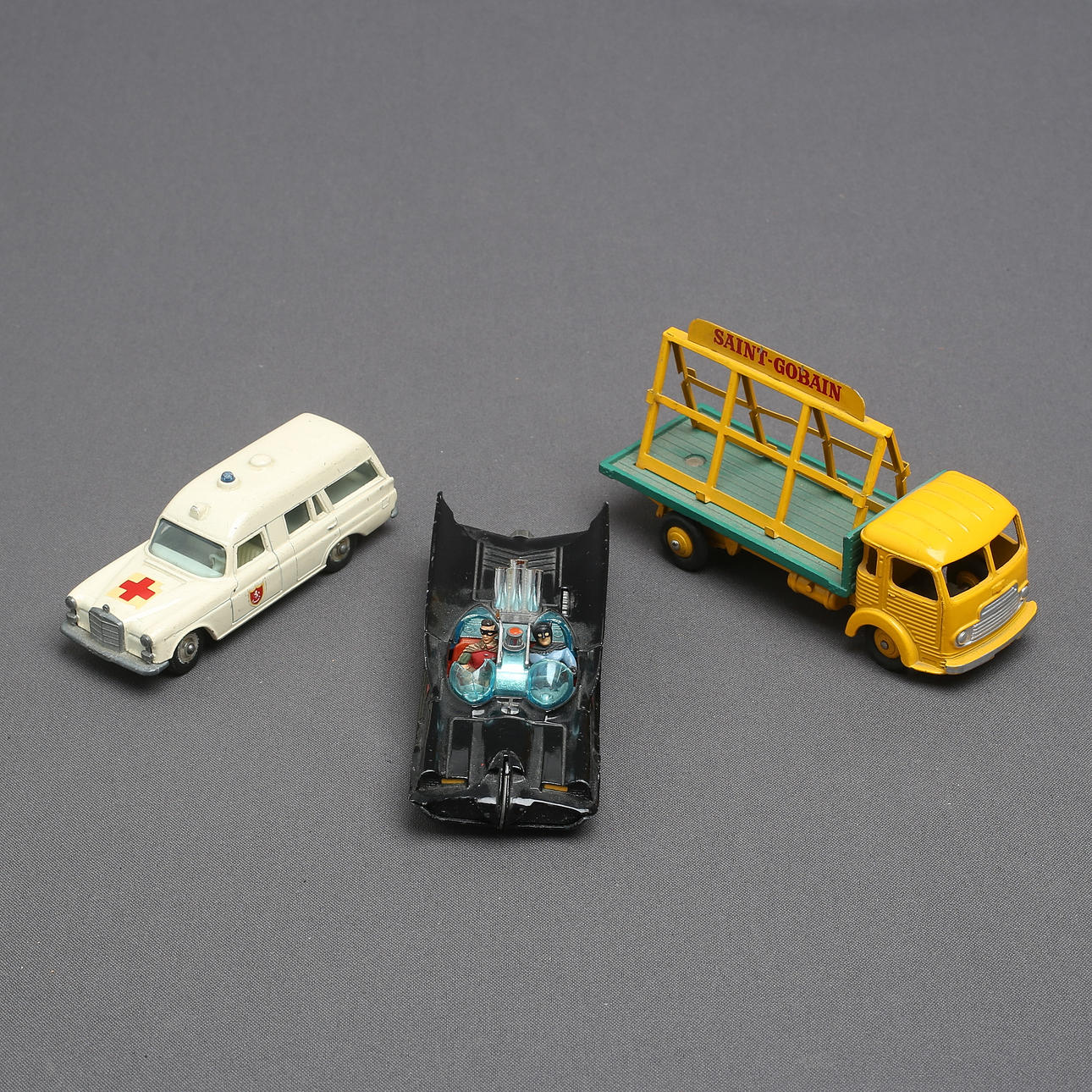DINKY 33 Simca, CORGI Batmobile och MATCHBOX K-6 Ambulance.