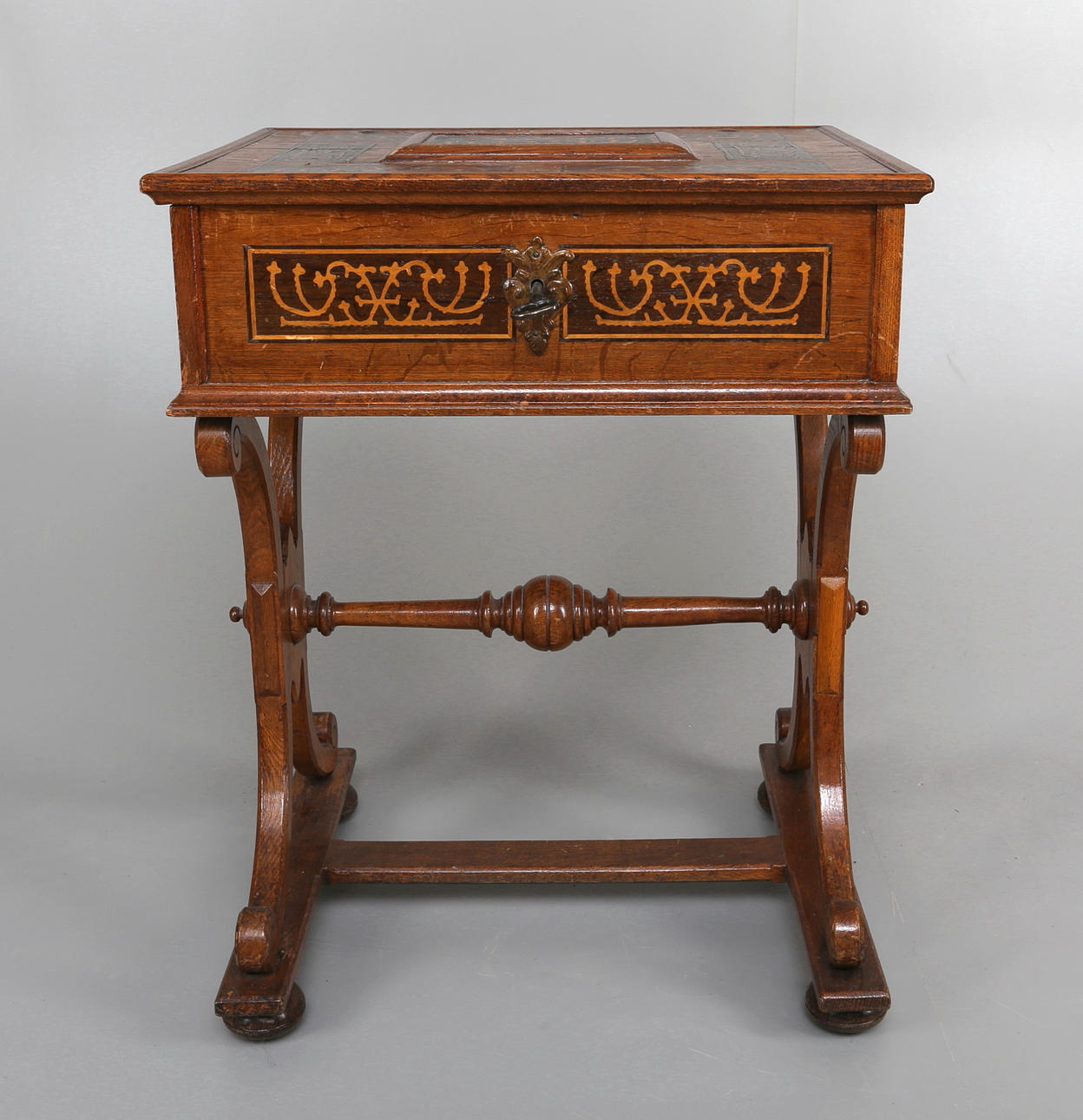 BAROCKSKRIN PÅ STATIV, 1700-tal.