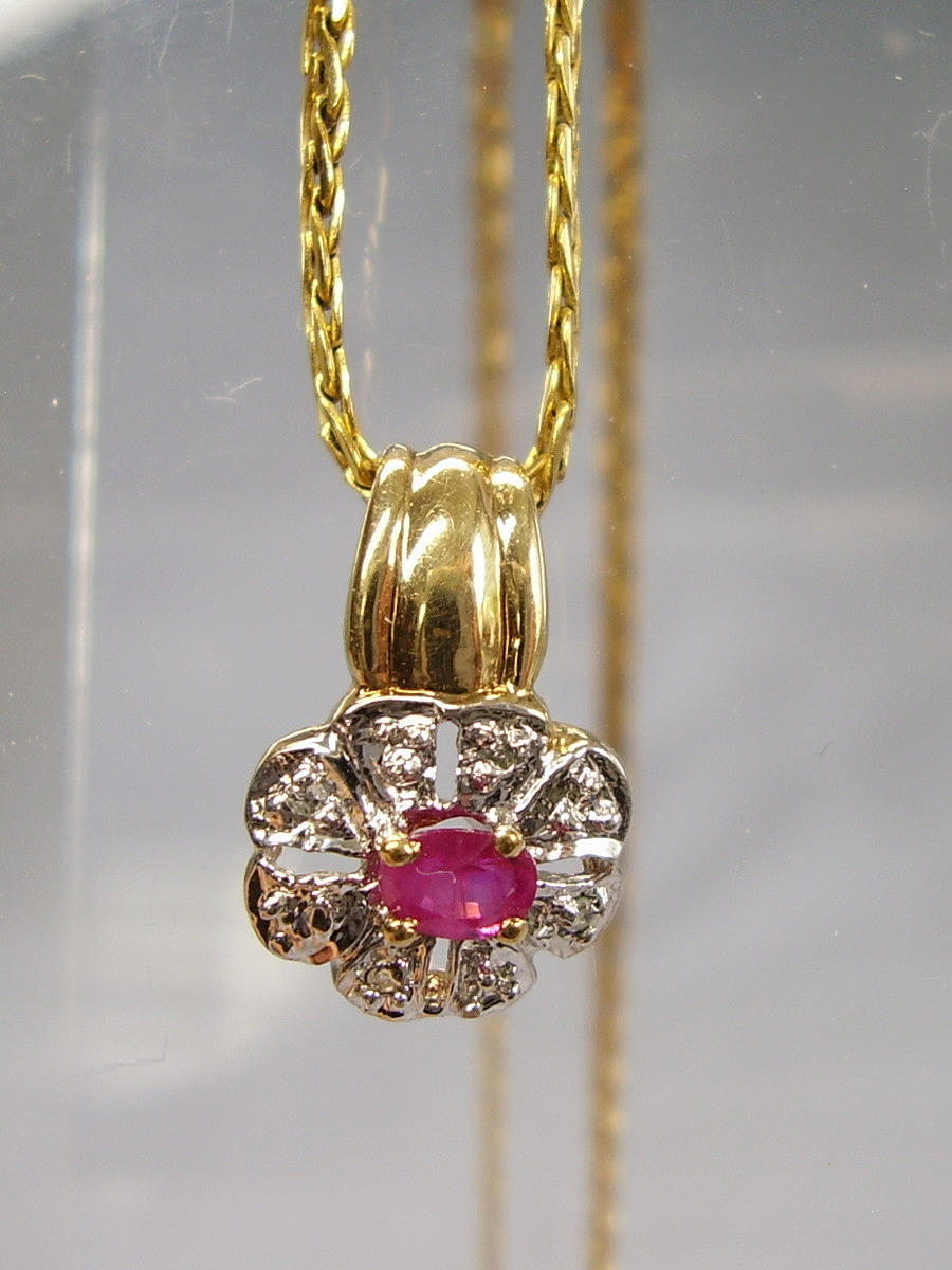 RUBY HÄNGE GULT GULD/VITT GULD PÅ KEDJA.