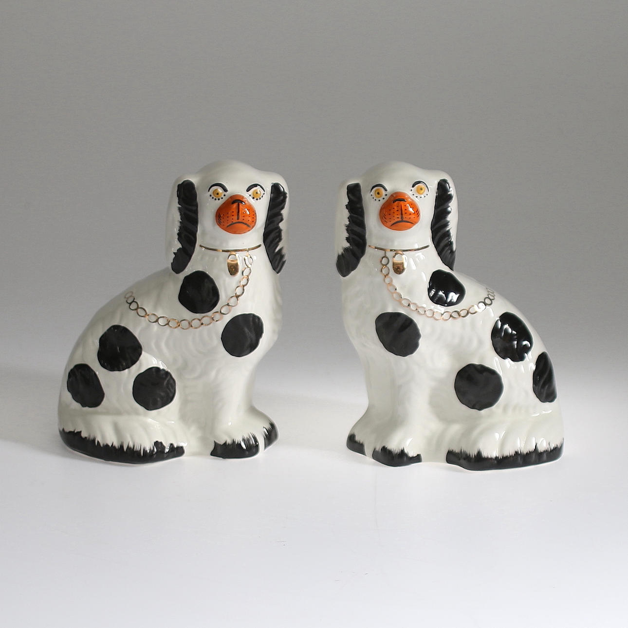 FIGURINER, 1 par, Staffordshire hundar, Burleigh, England, 1900-talets slut.