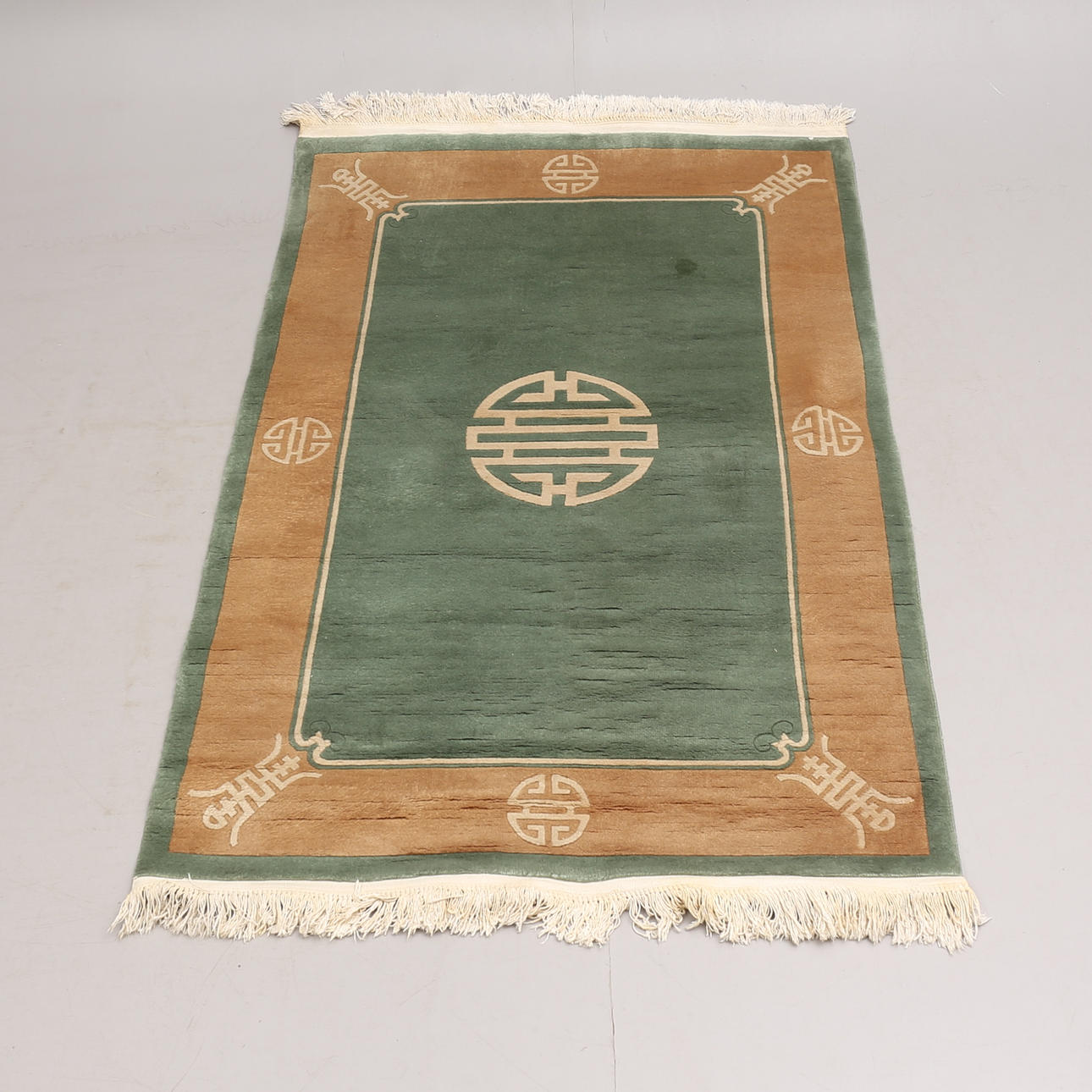 KINAMATTA, hand-knotted, 189 x 122 cm.