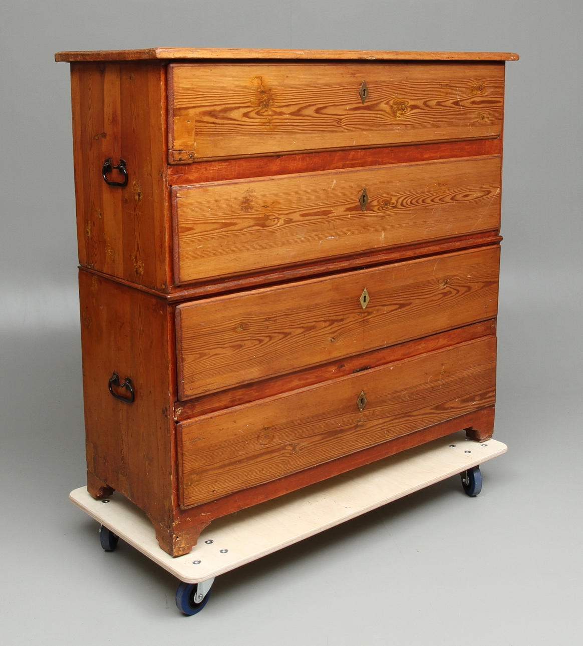 DRAGKISTA, 2 delar, furu, 1700-tal.