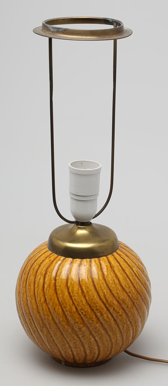 GUNNAR NYLUND. Bordslampa. Stämplad Charmotte, Nylund, Rörstand.