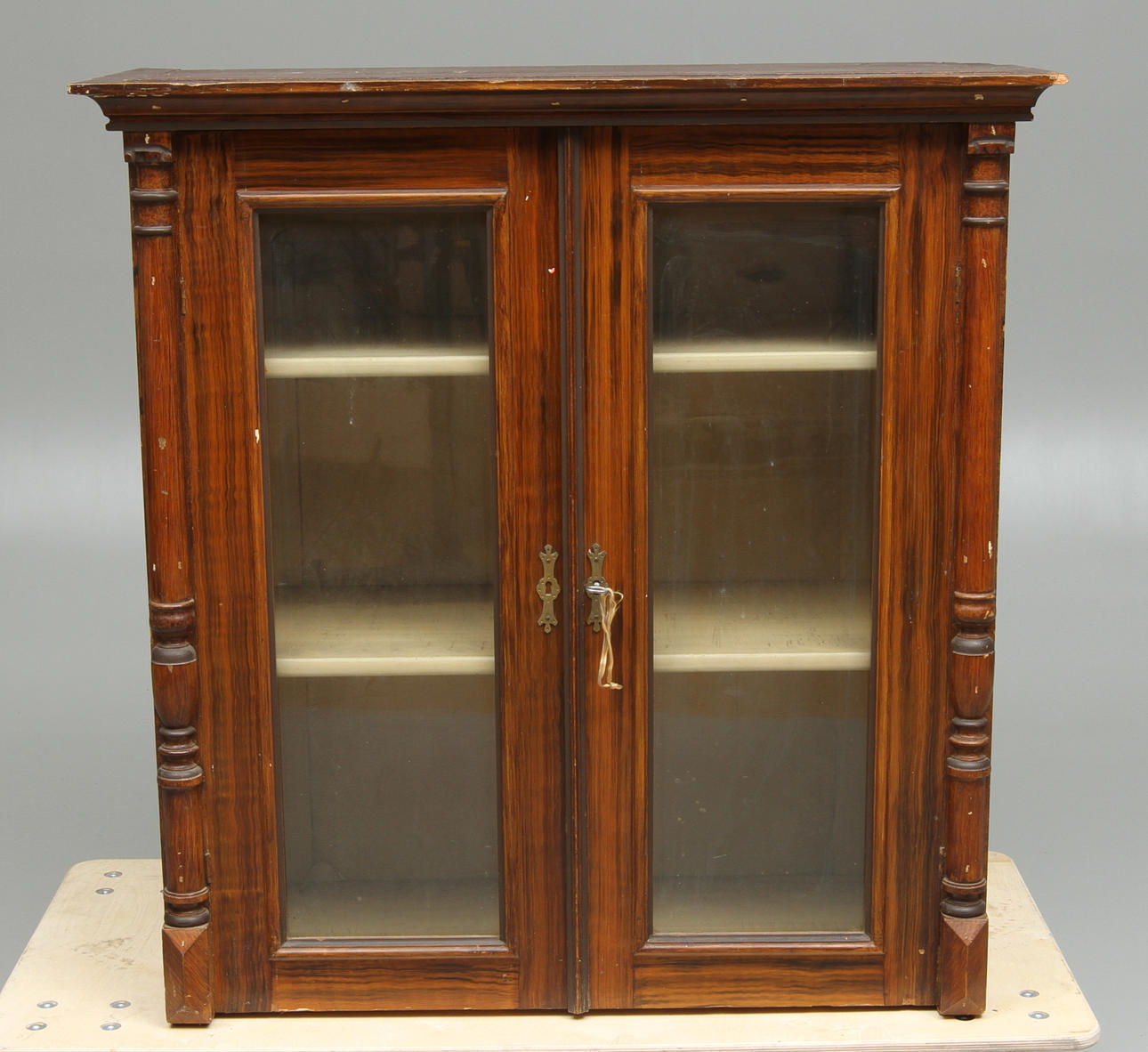 Vitrinenaufsatz, Imitationsmalerei, 19. Jahrhundert.