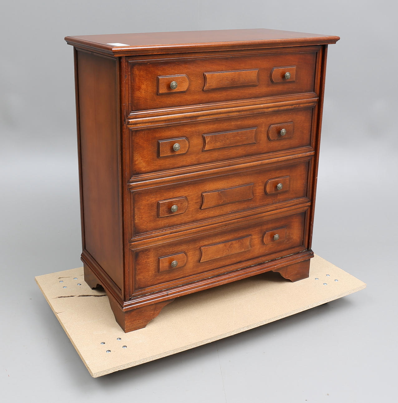 SÄNGSKÅP, i form av byrå, 1900-talets andra hälft.