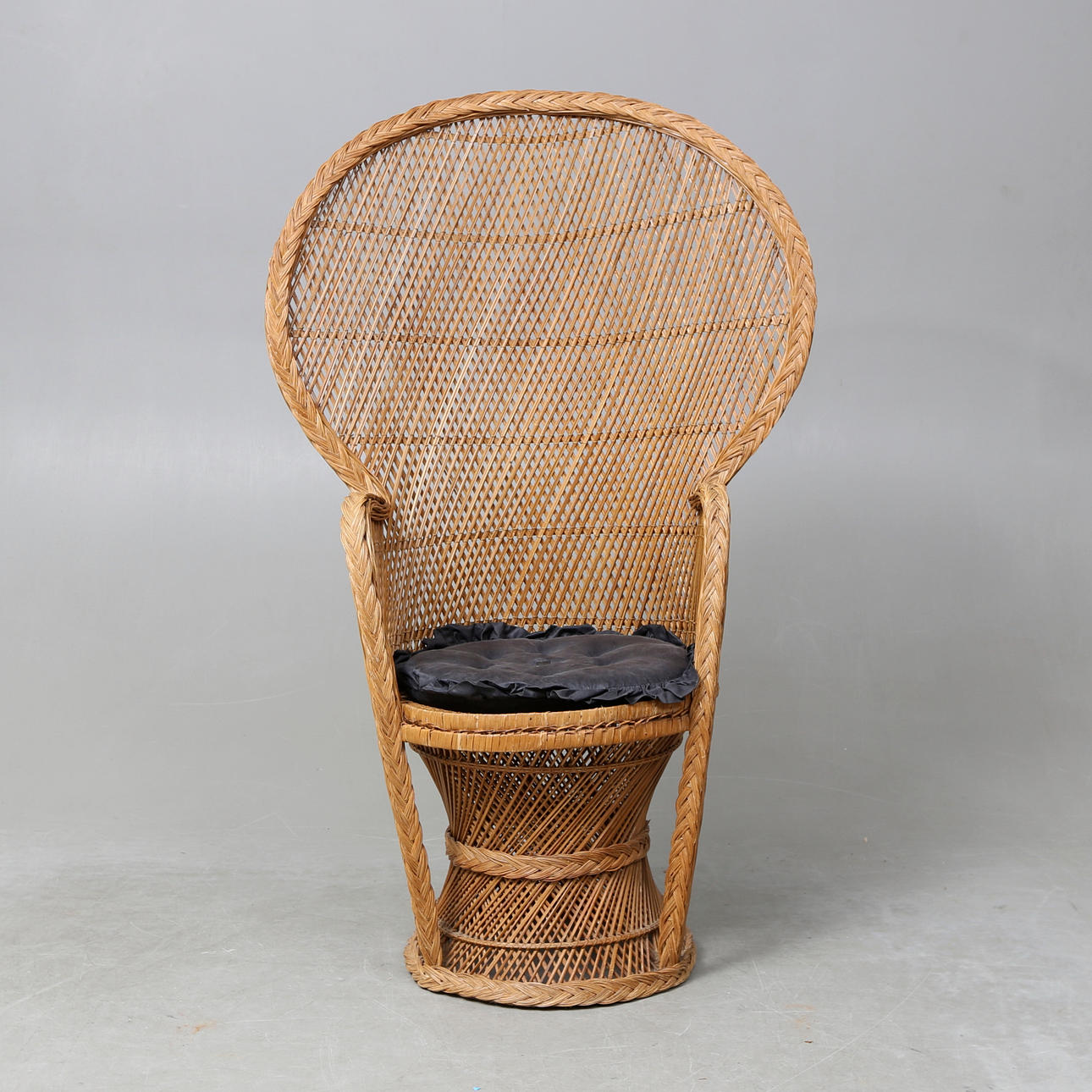 KORGSTOL. Påfågel-modell, 1900-tal.