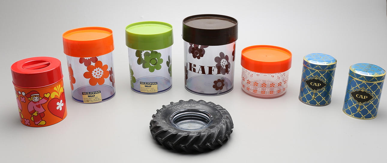 BURKAR (8), plast, plåt, glas, 1900-talets andra hälft.