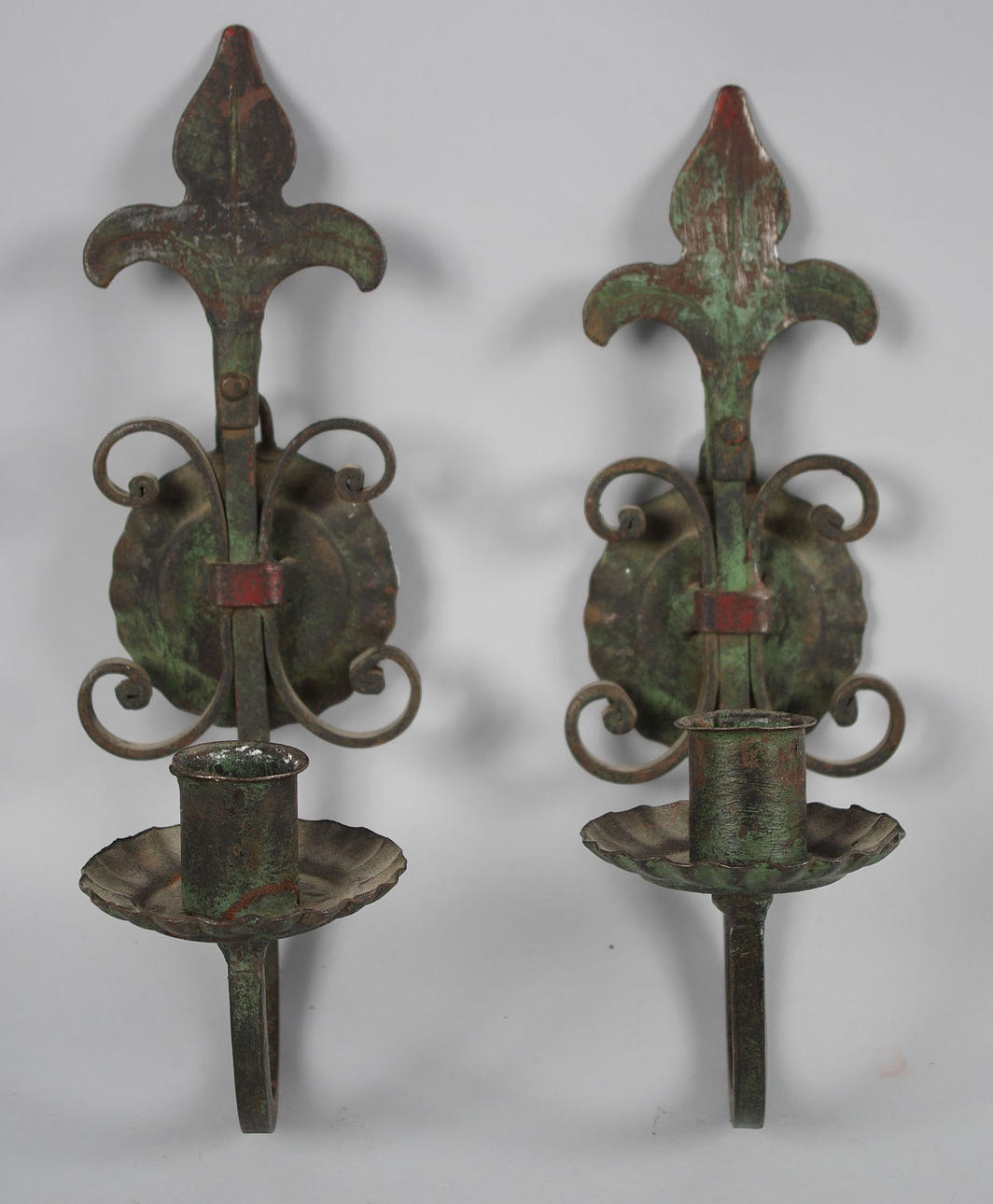 VÄGGLJUSSTAKAR, 1 par, smide, 1800/1900-tal.