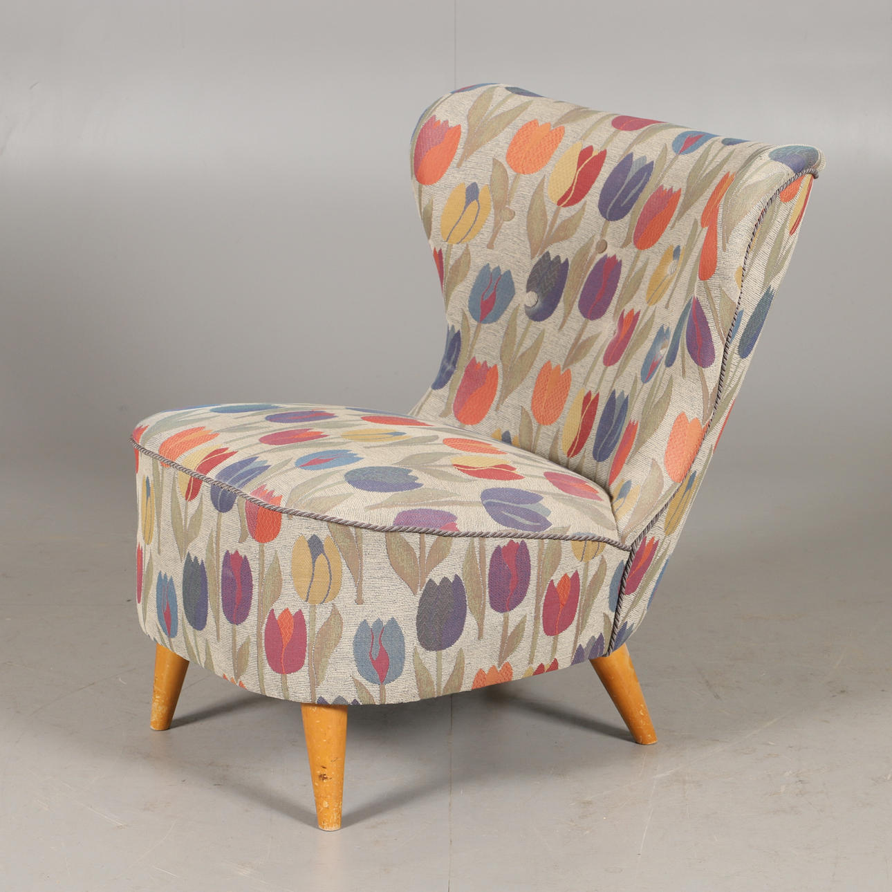 FÅTÖLJ, benen av björk, 1900-talets mitt.