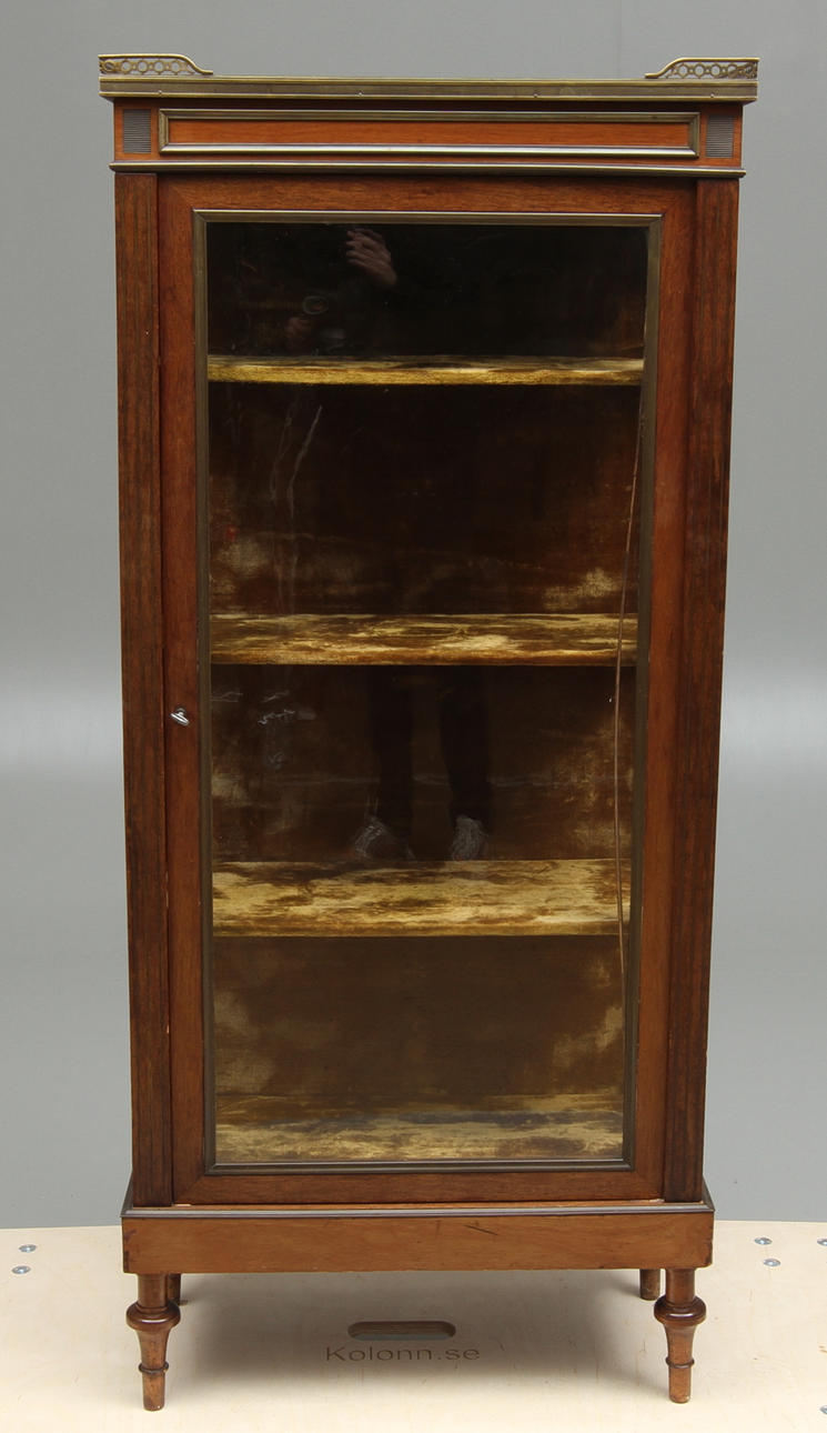 VITRINSKÅP, med gallersarg och marmorskiva, tidigt 1900-tal.