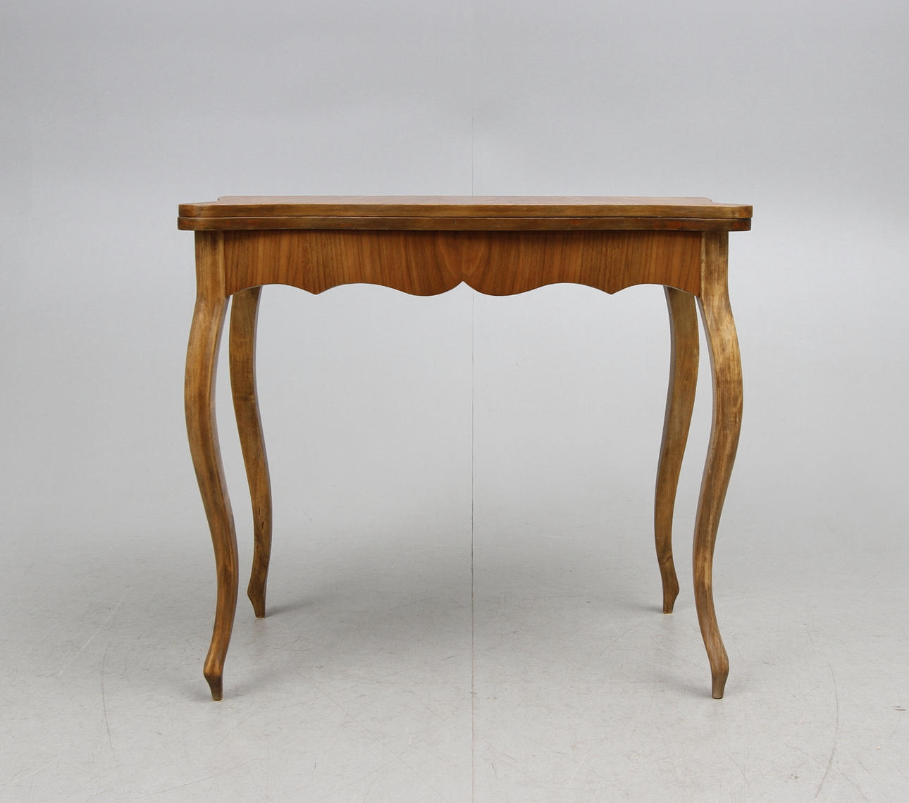 MESA DE JUEGO, 1800. Patas curvas.